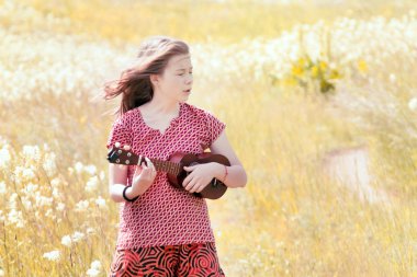 Çayır ukulele ile kız