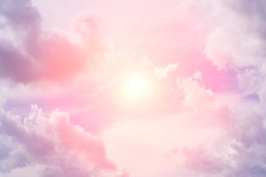 Pitoresk bulutlar ile güneşli gökyüzü