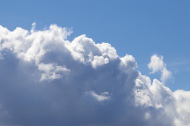 Mavi gökyüzünde beyaz, kabarık bulutlar
