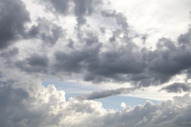 Pitoresk bulutlar ile güneşli gökyüzü