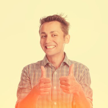 başparmak yukarıya ile genç adam 