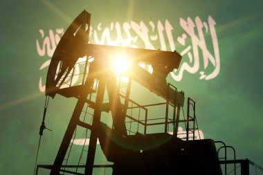 Yağ pompası ile Suudi Arabistan bayrağı