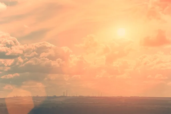 Paisaje con nubes y ciudad en el horizonte — Foto de Stock