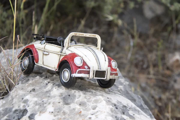 Coche de juguete rojo y blanco — Foto de Stock