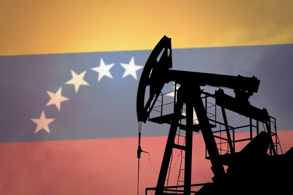 Bomba de óleo com bandeira de Venesuela — Fotografia de Stock