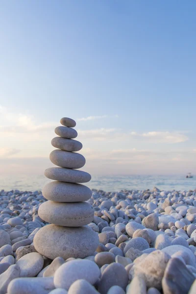 Piramide van afgeronde pebble stenen — Stockfoto