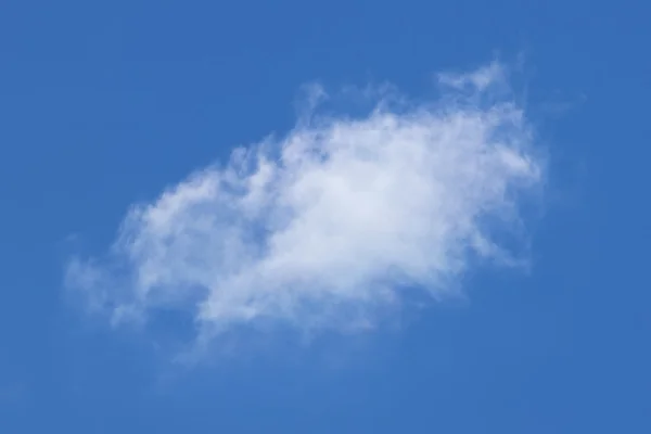 青空に白いふわふわの雲 — ストック写真