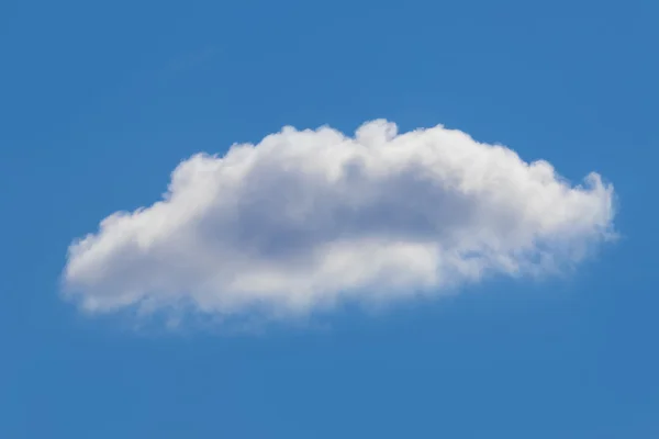 Λευκό σύννεφο σε μπλε, καθαρό ουρανό — Φωτογραφία Αρχείου