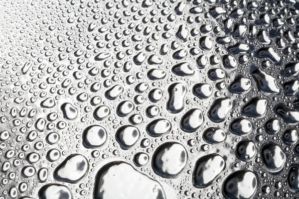 Gotas de agua en la superficie de metal pulido — Foto de Stock