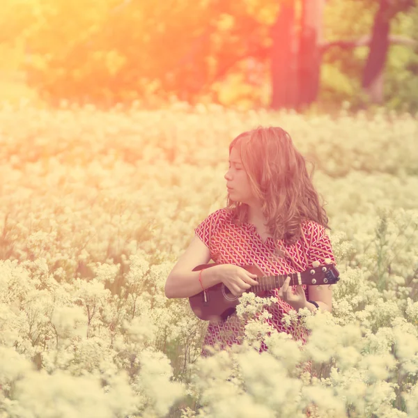 Ragazza sul prato con ukulele — Foto Stock