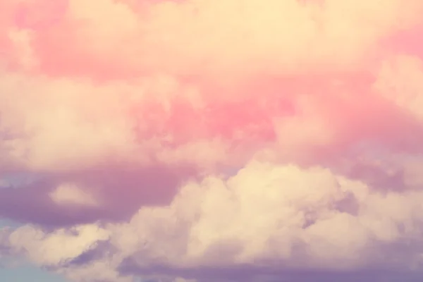 Paisaje soleado con pintorescas nubes — Foto de Stock