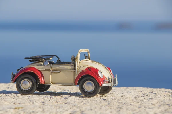 Coche de juguete rojo y blanco — Foto de Stock