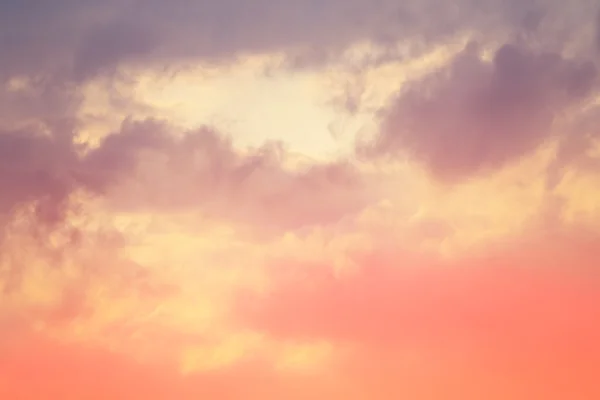 Солнечный пейзаж с живописными облаками — стоковое фото