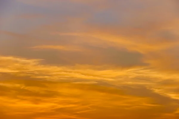 Sunny skyscape s malebnými mraky — Stock fotografie