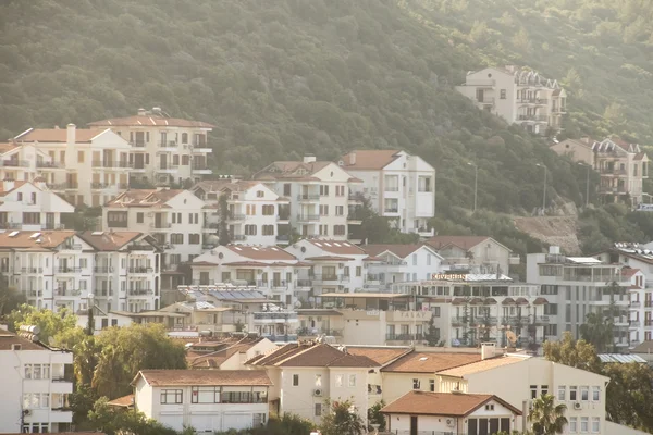 Città mediterranea con case bianche sulle colline — Foto Stock