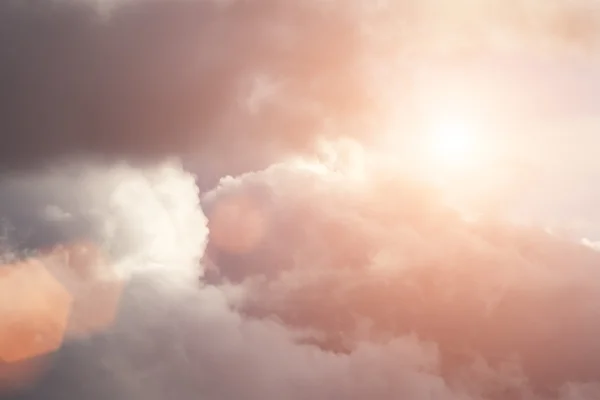 Słoneczny skyscape z malownicze chmury — Zdjęcie stockowe