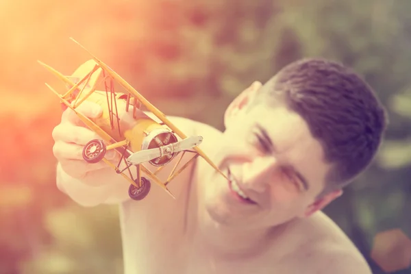 Joven jugando con el modelo de avión — Foto de Stock