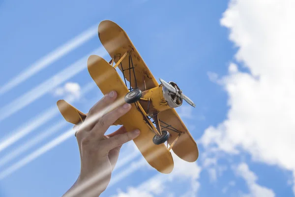Модель жёлтого ретро-самолёта — стоковое фото