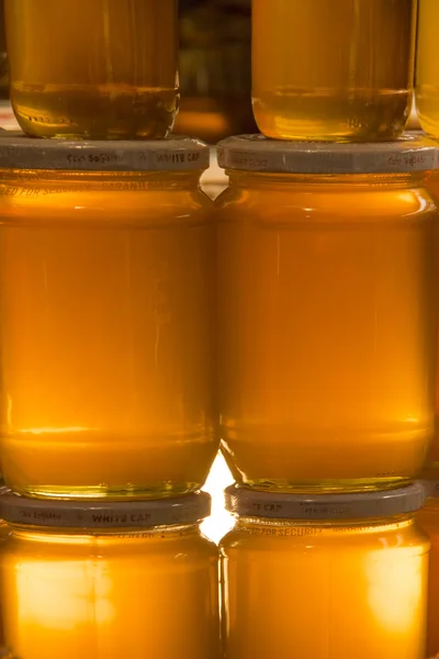 Rijen van gouden potten met honing — Stockfoto