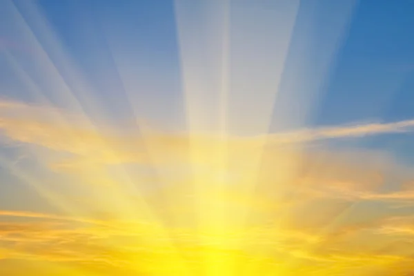 Paisaje soleado con pintorescas nubes — Foto de Stock