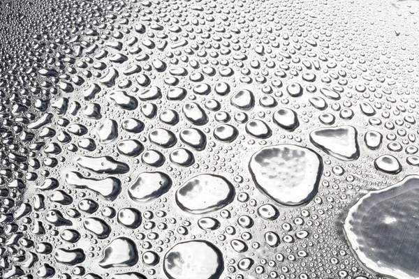 Gouttes d'eau sur la surface en métal poli — Photo