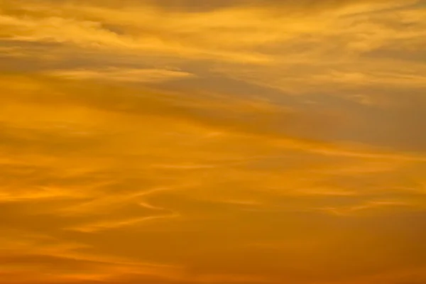 Sonnige Himmelslandschaft mit malerischen Wolken — Stockfoto