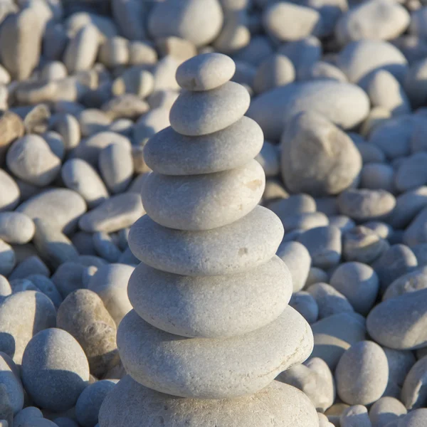 Piramide van afgeronde pebble stenen — Stockfoto