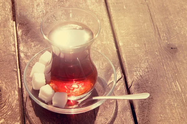 Tee in Tasse mit Zucker und Löffel — Stockfoto