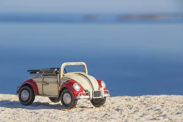 Carro de brinquedo vermelho e branco — Fotografia de Stock