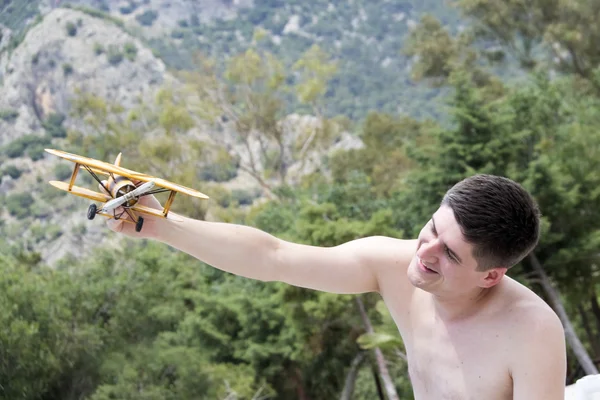 Jeune homme jouant avec le modèle d'avion — Photo