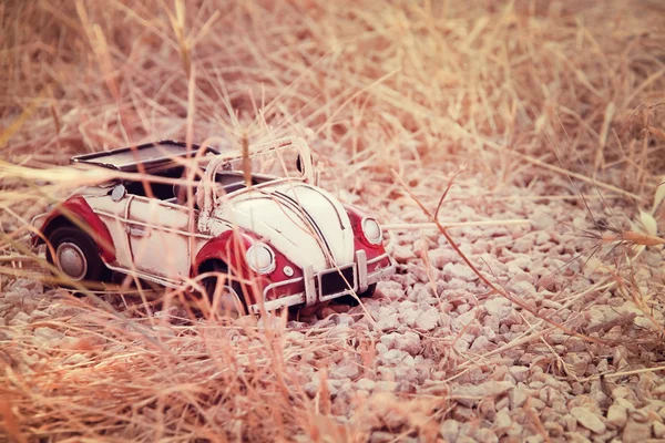 Carro de brinquedo vermelho e branco — Fotografia de Stock