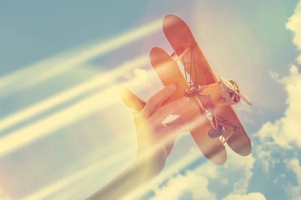 Amarelo, modelo de avião retro — Fotografia de Stock