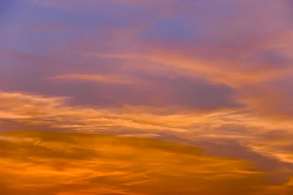 Ηλιόλουστο skyscape με γραφικό σύννεφα — Φωτογραφία Αρχείου