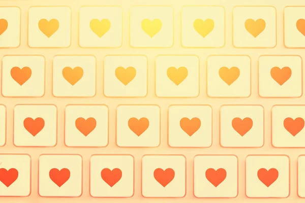 Vit tangentbord med ikoner av rött hjärta — Stockfoto