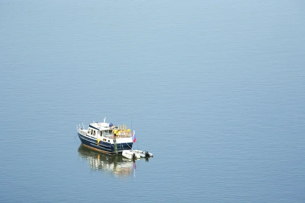 Bateau à moteur sur grande rivière calme — Photo