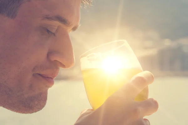 Mladý muž mrazivých pivo se těší — Stock fotografie