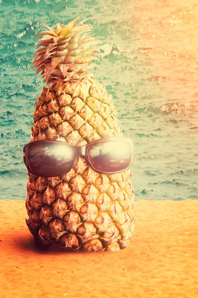 Ananas mit Sonnenbrille am Strand — Stockfoto