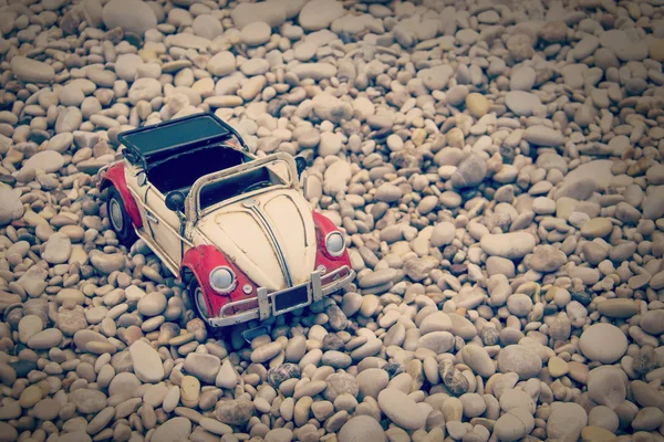 Coche de juguete rojo y blanco — Foto de Stock