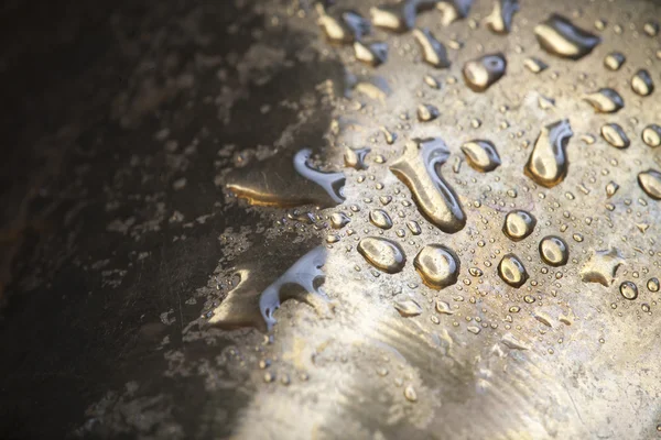 Gotas de agua en la superficie de metal pulido — Foto de Stock