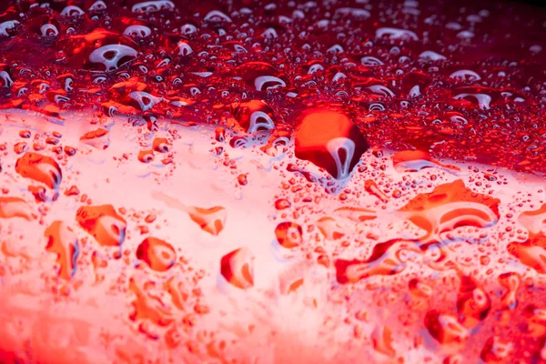 Gotas de agua en superficie metálica roja —  Fotos de Stock