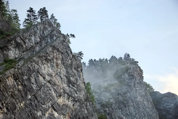Pittoresche, alte rocce grigie — Foto Stock