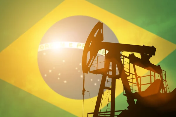 Bomba de óleo com bandeira de Brasília — Fotografia de Stock