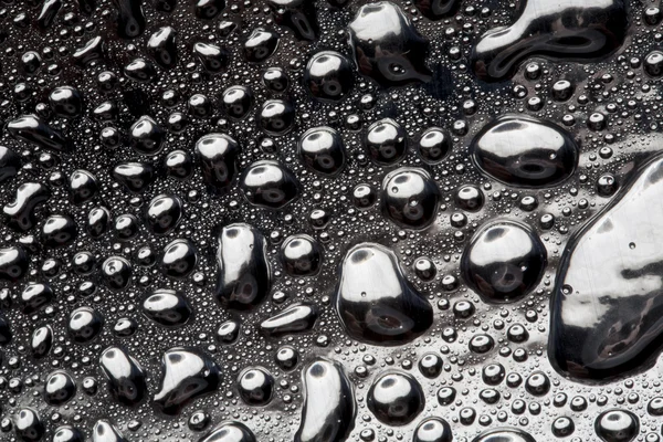 Gotas de água na superfície de metal polido — Fotografia de Stock
