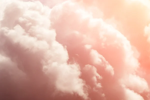 Ηλιόλουστο skyscape με γραφικό σύννεφα — Φωτογραφία Αρχείου