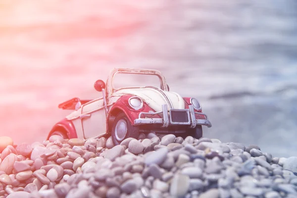 Червоно-білий іграшковий автомобіль — стокове фото