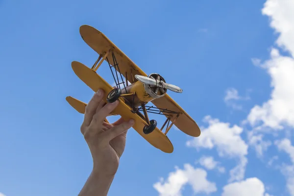 Modelo amarillo de avión retro — Foto de Stock