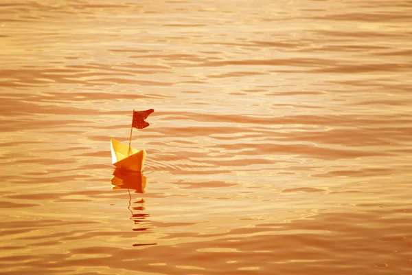 Papierboot mit Flagge auf dem Wasser — Stockfoto