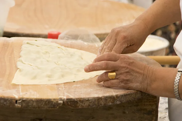 Mulher preparando doces tradicionais — Fotografia de Stock