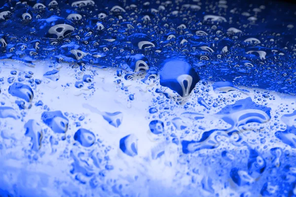 Gotas de agua en superficie metálica azul —  Fotos de Stock