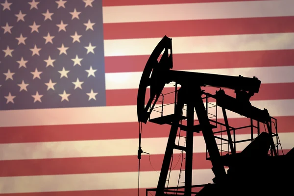 Нефтяной насос с флагом США — стоковое фото